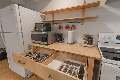 Η κουζίνα ή μικρή κουζίνα στο Guest House, Accessible to Downtown, & Fast WiFi!