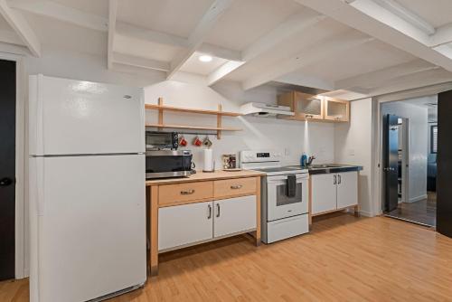Η κουζίνα ή μικρή κουζίνα στο Guest House, Accessible to Downtown, & Fast WiFi!