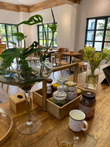 una mesa con una copa de vino y una planta en ella en Uma Residency, en Katmandú