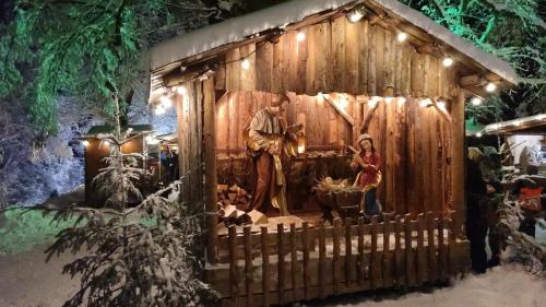 a christmas display of a shed with a man and a woman at Guggenthaler Gipfelblick in Guggenthal