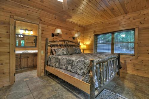 ein Schlafzimmer mit einem Bett in einem Holzzimmer in der Unterkunft The Retreat in Blue Ridge