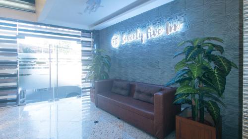 Χώρος καθιστικού στο RedDoorz Plus at Seventy Five Inn Near Manila Airport