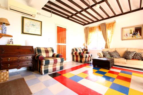 a living room with a checkered floor at Minamiboso Asian Garden Villa Shirahama in Minamiboso