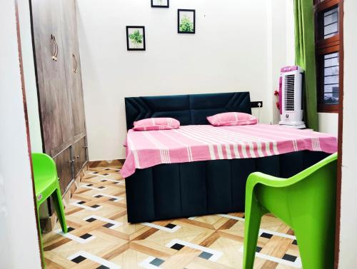 Ένα ή περισσότερα κρεβάτια σε δωμάτιο στο Doon Niwas Homestay Two- Bedroom 1st Floor- Mountain view, near main Picnic Spots, comfortable peaceful central Family-friendly