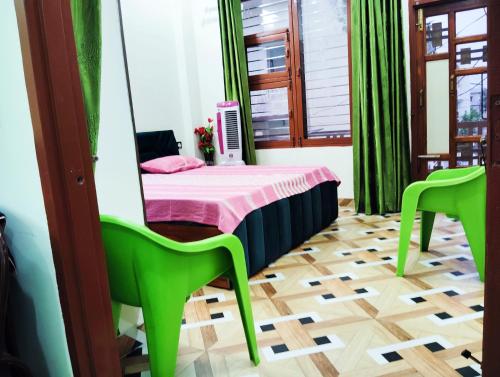 Ένα ή περισσότερα κρεβάτια σε δωμάτιο στο Doon Niwas Homestay Two- Bedroom 1st Floor- Mountain view, near main Picnic Spots, comfortable peaceful central Family-friendly