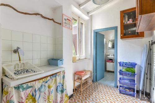 una cocina con fregadero y encimera en Casa Le 3 B con vista mare, en Portoferraio