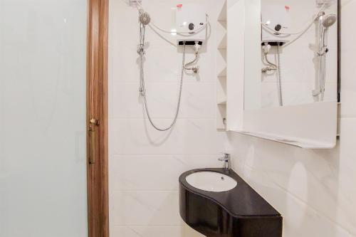 Koupelna v ubytování Modern Look and Compact Studio at Sky House Alam Sutera Apartment By Travelio