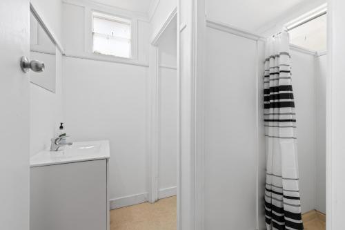 a white bathroom with a sink and a mirror at TORRUMBARRY MOTEL in Torrumbarry