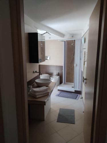 Un baño con lavabo, inodoro y ducha. en La Furca Affitti Brevi, en San Cataldo