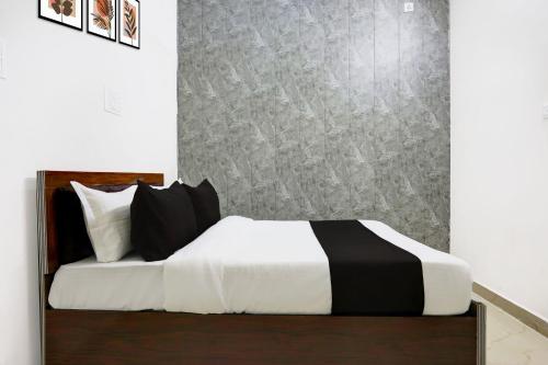 Una cama o camas en una habitación de Hotel O Maan In