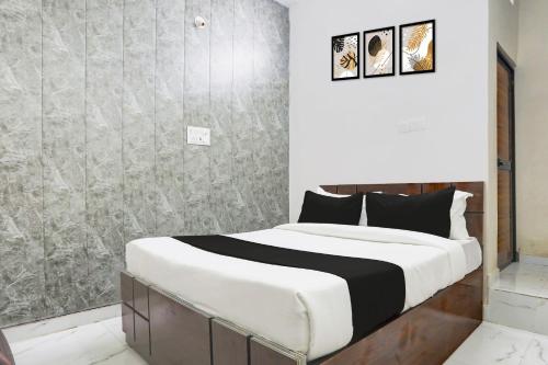 ein Schlafzimmer mit einem großen Bett in einem Zimmer in der Unterkunft Hotel O Maan In in Bilāspur