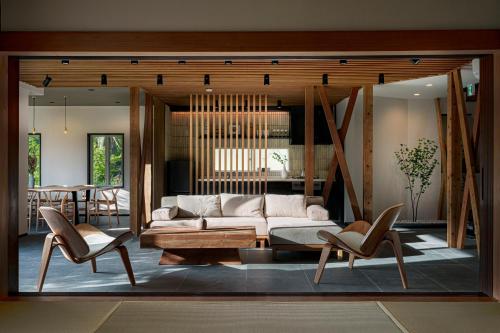 a living room with a couch and two chairs at プライベートリゾート芦ノ湖 in Moto-hakone
