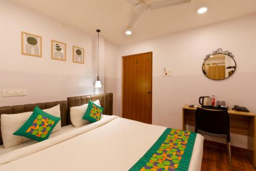 Ein Bett oder Betten in einem Zimmer der Unterkunft Treebo Seventh Heaven Kukatpally