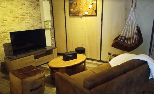 Una televisión o centro de entretenimiento en Le gîte suspendu, jeux d'énigmes et chambre cachée