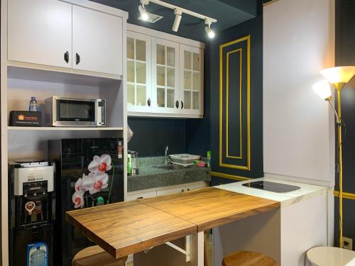 Η κουζίνα ή μικρή κουζίνα στο Nice and Comfort 2BR at Transpark Cibubur Apartment By Travelio