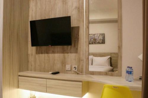 Телевизор и/или развлекательный центр в Luxury Sea View Free WIFI Nice and Cozy Gold Coast Apartment PIK Next to Oakwood Hotel by Blezz