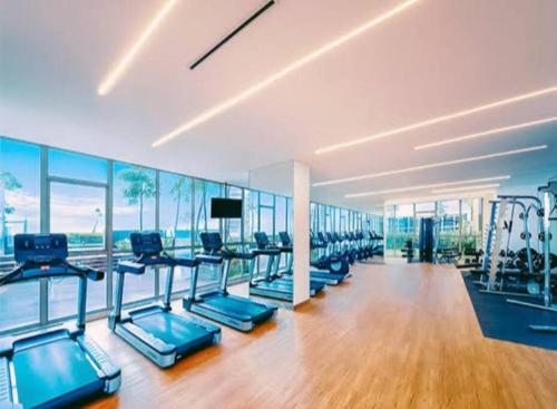 Фитнес-центр и/или тренажеры в Luxury Sea View Free WIFI Nice and Cozy Gold Coast Apartment PIK Next to Oakwood Hotel by Blezz
