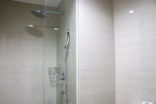 Ванная комната в Spacious and Homey 2BR at Ciputra International Apartment By Travelio