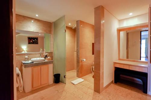 ein Badezimmer mit Waschbecken und Dusche in der Unterkunft The Springs Villas Jimbaran in Jimbaran