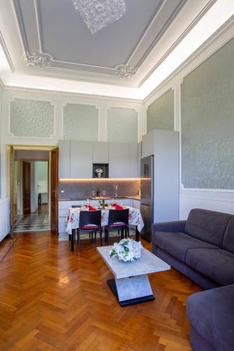 Gambar di galeri bagi New Lake View apartment in Historic Palace di Verbania
