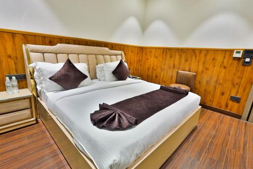 Postel nebo postele na pokoji v ubytování Clay Inn Hotels, Paschim Vihar