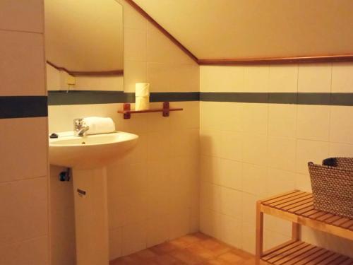 a bathroom with a sink and a mirror at Apartamentos Las Tuyas 3000 in Sierra Nevada