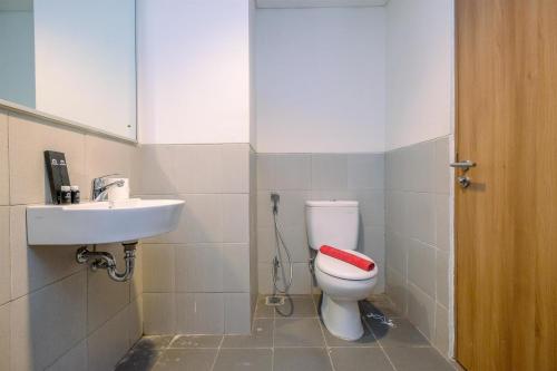Ванная комната в Modern Look and Homey 2BR Bogor Icon Apartment By Travelio