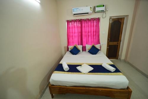 Una cama o camas en una habitación de Hotel Bay Beach Inn