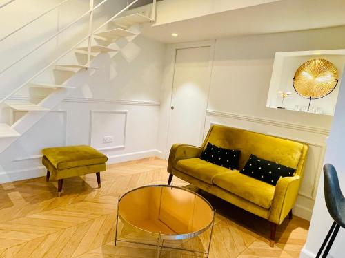 un salon avec un canapé jaune et une table dans l'établissement Appartement au TOP ! Le pétillant Leclerc - Place d'Erlon - Hyper-centre ville - Gare, à Reims