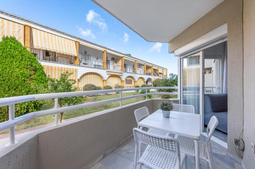 Carihuela Torremolinos with Pool and free Parking 5 m Beach