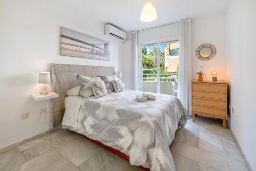 Carihuela Torremolinos with Pool and free Parking 5 m Beach