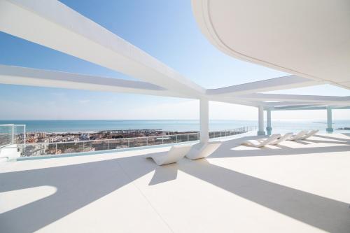 Global Vacacional, Apartamento de dos terrazas con vistas al mar y piscina en Canet