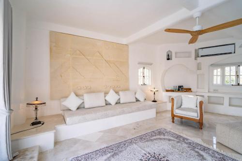 a living room with a couch and a chair at La Santa Rosa in Uluwatu