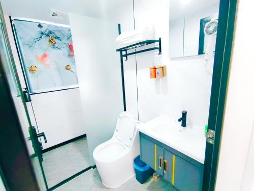 un bagno con wc, lavandino e doccia di 九华山风景区随侣同行民宿 a Jiuhua