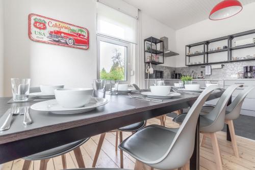 a dining room with a large wooden table and chairs at WORKER'S HOME F7 - Haus mit 4 Schlafzimmern für 8 Personen in Wesel
