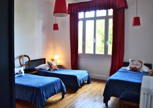 a room with two beds and a window at Manoir romantique 8 mn du lac et 2 heures de Paris in Montier-en-Der