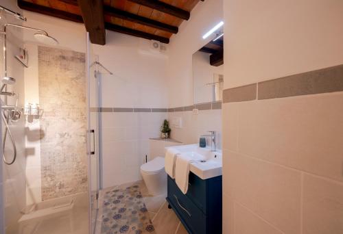 a bathroom with a toilet and a sink and a shower at Suflora in Mengara