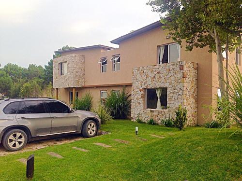 a car parked in front of a house at Princesas Del Mar a 4 cuadras del mar in Mar Azul