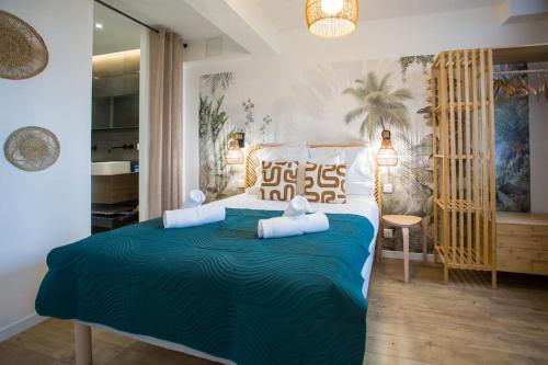 une chambre avec un lit avec deux serviettes dessus dans l'établissement DK Lodges Netflix Wifi Proche centre ville, à Pau