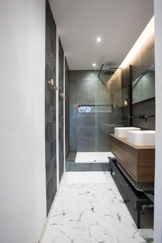 une salle de bain avec une douche, un lavabo et un miroir dans l'établissement DK Lodges Netflix Wifi Proche centre ville, à Pau