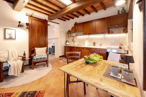a kitchen with a wooden table in a room at Suflora in Mengara