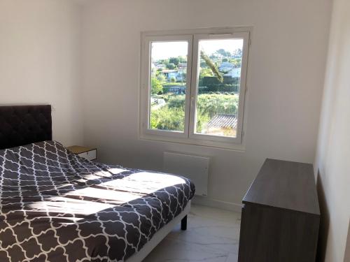 une chambre avec un lit, un bureau et une fenêtre dans l'établissement Haut de villa avec jardin et vue dégagée, à Vence
