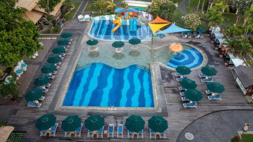 Piscine de l'établissement Prama Sanur Beach Bali ou située à proximité
