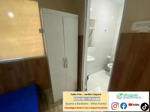 a bathroom with a shower stall and a toilet at Cabo Frio - Jardim Caiçara - Aluguel Econômico in Cabo Frio