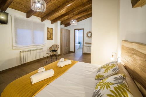 a bedroom with a large bed in a room at Casa Rural: La Tarara in Galinduste