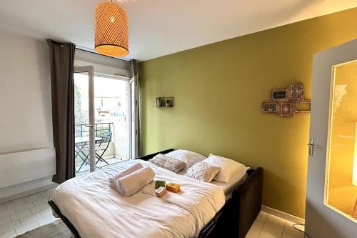 une chambre avec un lit avec deux serviettes dessus dans l'établissement 048- Le bobo Montpelliérain - Studio - Centre, à Montpellier