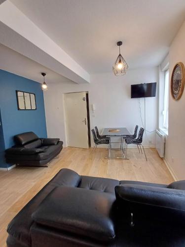 un salon avec un canapé et une table dans l'établissement T3 proche gare, 2chs, 3lits, wifi, parking, à Agen