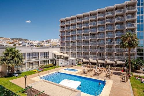 Perfect location, beach 50 m away and pool