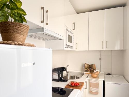 a white kitchen with white cabinets and a sink at TiétarHomes 4A in Navalmoral de la Mata