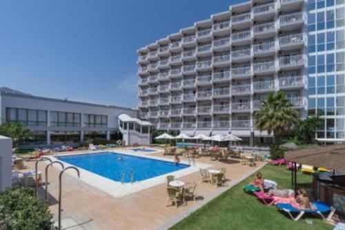 Perfect location, beach 50 m away and pool